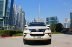 Toyota Fortuner (Жемчужно-белый), 2020 для аренды в Дубай 2
