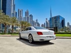 Bentley Flying Spur (Blanco gris), 2022 para alquiler en Dubai 1