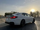 BMW 5 Series (Blanc), 2020 à louer à Dubai 2