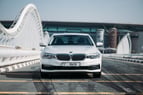 BMW 520i (Blanco), 2020 para alquiler en Dubai 0