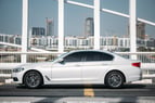 在迪拜 租 BMW 520i (白色), 2020 1