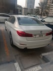 BMW 520i (Weiß), 2019  zur Miete in Dubai 1