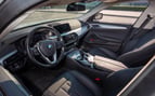 BMW 520i (Blanc), 2020 à louer à Abu Dhabi 3