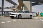 BMW 320i (Blanc), 2022 à louer à Sharjah