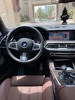 BMW X5 (Blanco), 2019 para alquiler en Dubai 0