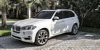 BMW X5 (Blanco), 2018 para alquiler en Dubai 0
