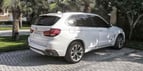 BMW X5 (Blanco), 2018 para alquiler en Dubai 2