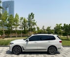 BMW X7 (Blanco), 2021 para alquiler en Dubai 2