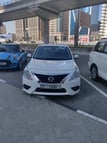 在迪拜 租 Nissan Sunny (白色), 2019 1