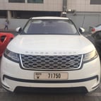 Range Rover Velar (Blanco), 2019 para alquiler en Dubai 4