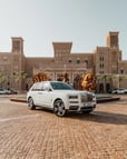 Rolls Royce Cullinan (Blanco), 2022 para alquiler en Dubai 4