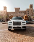 在迪拜 租 Rolls Royce Cullinan (白色), 2022 5
