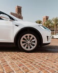 Tesla Model X (Blanco), 2021 para alquiler en Sharjah