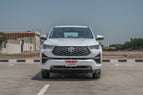 Toyota Innova (Blanco), 2024 para alquiler en Dubai
