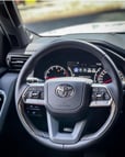 Toyota Land Cruiser Twin Turbo VXR (Bianca), 2022 in affitto a Dubai 2