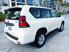 Toyota Prado (Blanco), 2022 para alquiler en Dubai 2