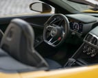 Audi R8 Spyder (Jaune), 2020 à louer à Abu Dhabi 3