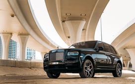 黑色 Rolls Royce Cullinan Black Badge, 2021