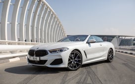 Белый BMW 840i cabrio, 2021