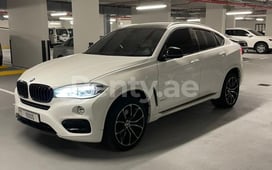 Weiß BMW X6, 2016