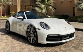 白色 Porsche 911 Targa 4S, 2022