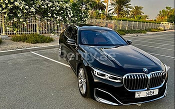 在迪拜 租 BMW 730 (黑色), 2022