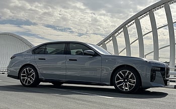 BMW 7 Series (Gris), 2023 para alquiler en Dubai