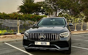 在迪拜 租 Mercedes GLC 300 (灰色), 2021