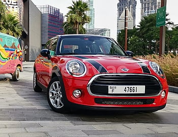 Mini Cooper (rojo), 2019 para alquiler en Dubai