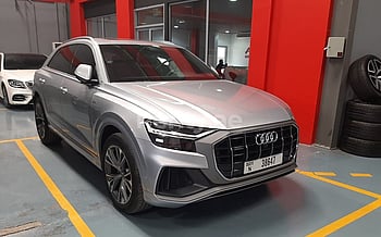 Audi Q8 (Серебро), 2019 для аренды в Дубай