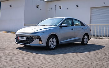Hyundai Accent (Plata), 2024 para alquiler en Abu-Dhabi