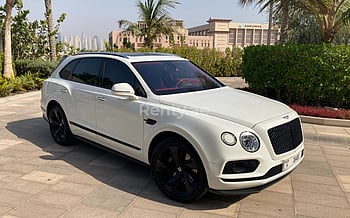 Bentley Bentayga (Blanc), 2018 à louer à Dubai
