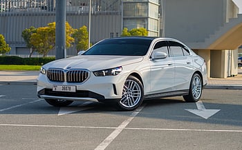 在哈伊马角租车 租 BMW 520i (白色), 2024