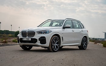 BMW X5 (Белый), 2023 для аренды в Дубай