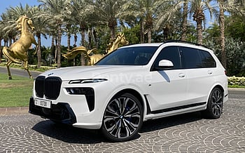 BMW X7M NEW (Blanco), 2023 para alquiler en Dubai