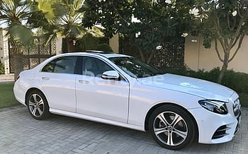 Mercedes E Class (Blanco), 2019 para alquiler en Dubai