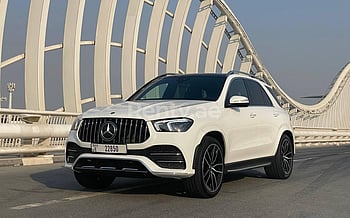 Mercedes GLE (Blanco), 2021 para alquiler en Dubai