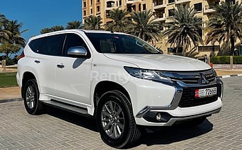 Mitsubishi Montero (Blanc), 2020 à louer à Ras Al Khaimah