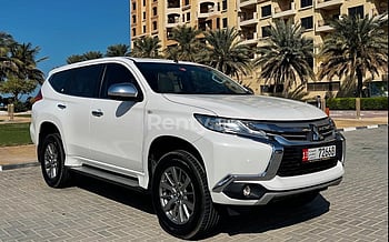 Mitsubishi Montero (Blanc), 2020 à louer à Dubai