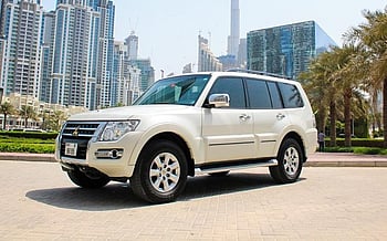 Mitsubishi Pajero (Blanc), 2021 à louer à Dubai