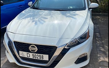 Nissan Altima (Blanco), 2019 para alquiler en Dubai