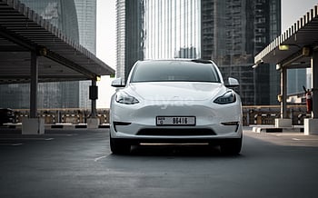 Tesla Model Y Long Range (Blanco), 2022 para alquiler en Dubai