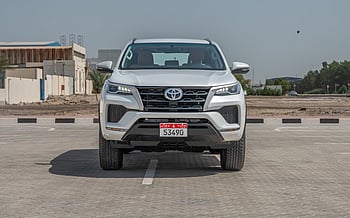 Toyota Fortuner (Blanco), 2024 para alquiler en Abu-Dhabi