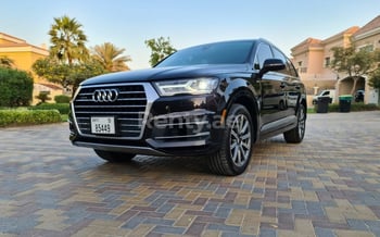 Negro Audi Q7, 2019 en alquiler en Dubai