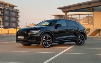 在迪拜 租 黑色 Audi RSQ8, 2022