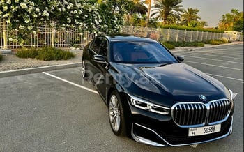 Schwarz BMW 730, 2022 zur Miete in Dubai