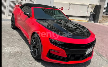 rojo Chevrolet Camaro convertible, 2020 en alquiler en Dubai