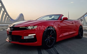 rojo Chevrolet Camaro V8 cabrio, 2020 para alquiler en Dubái