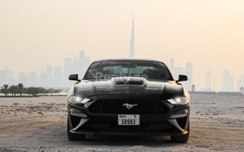 Negro Ford Mustang V4 with GT Bodykit & Custom Exhaust System, 2018 en alquiler en Dubai