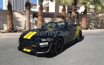 黑色 Ford Mustang V8 cabrio, 2020 在迪拜出租